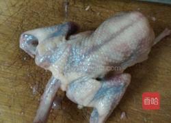 青椒烧鸽肉的做法图解1
