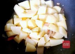 土豆焖干尖椒的做法图解1