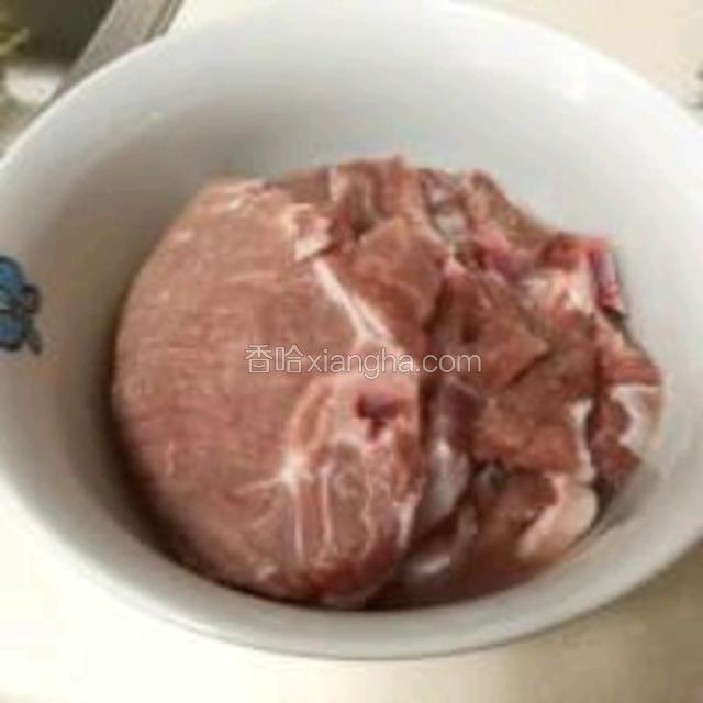 让血水出尽后，倒入适量葱姜料酒腌制入味。