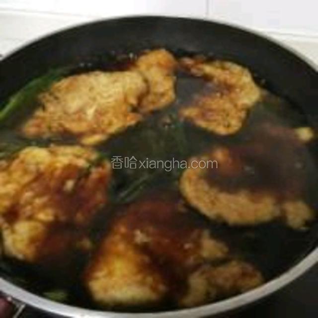 随后分别加入红烧酱油，蒸鱼豉油，和少许生抽和温水，水最好没过大排。