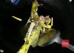 昂次鱼炖鸡蛋的做法图解1