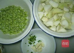 西葫芦烧毛豆的做法图解1