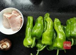 虎皮肉末青椒的做法图解1