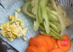 贝肉炒乌冬面的做法图解3