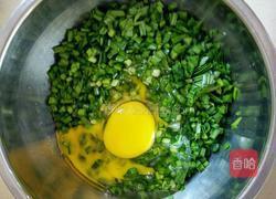 韭菜鸡蛋饼的做法图解1