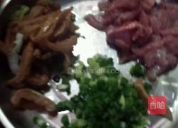 瘦肉炒面的做法图解1