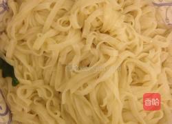 酱油炒面的做法图解1