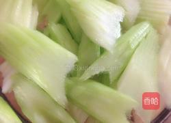 西芹枸杞炒百合的做法图解1