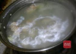 玉米排骨汤的做法图解1