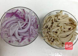 洋葱豆皮鲜奶汤的做法图解1