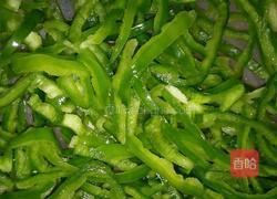 青椒抄面粉的做法图解1