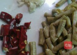 酸豆角炒鸡珍的做法图解2