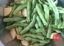 土豆炖豆角的做法图解1