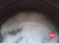 皮蛋瘦肉粥的做法图解2