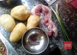 五花肉焖土豆的做法图解1
