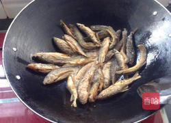 青椒焖鱼的做法图解1