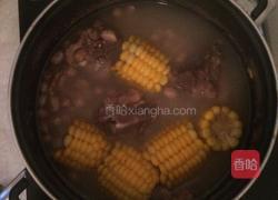 玉米花生炖猪骨的做法图解6