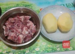 土豆烧排骨的做法图解1