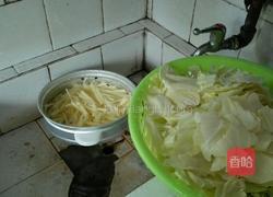 莲花白炒肉。土豆丝的做法图解1