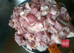 风味顿牛腩的做法图解1