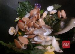 紫酥豉椒炒花甲的做法图解4
