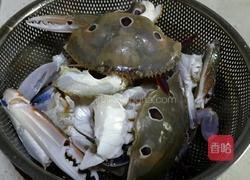姜葱炒螃蟹的做法图解1