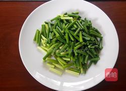 蒜苔炒肉的做法图解1