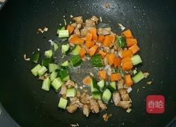 蔬菜肉丁炒饭的做法图解5