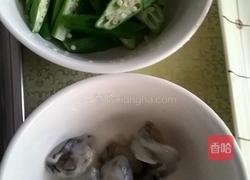 秋葵炒虾球的做法图解1