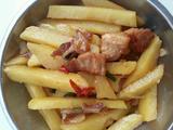 五花肉炒土豆条
