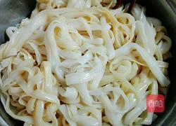 豆芽炒河粉的做法图解1