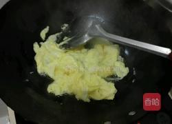 红萝卜炒鸡蛋的做法图解3