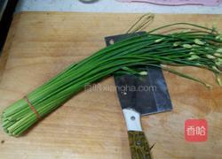 五花肉油豆皮炒韭菜苔的做法图解1