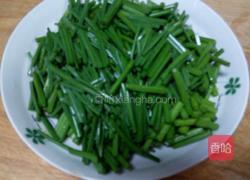 五花肉油豆皮炒韭菜苔的做法图解2