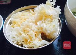 银耳莲子羹的做法图解2