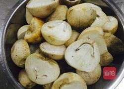 草菇炒牛肉的做法图解1