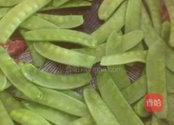 （异国风情）荷兰豆炒腊肠的做法图解4