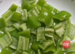 农家小炒肉（青辣椒炒肉）的做法图解1
