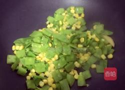 鹅黄嫩绿-荷兰豆炒玉米粒的做法图解4