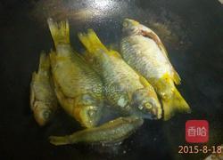 煎鲫鱼的做法图解4