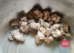 胡萝卜玉米排骨汤的做法图解1