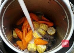 胡萝卜玉米排骨汤的做法图解4