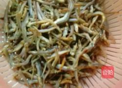 韭菜拌银鱼干的做法图解1