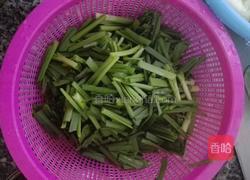 韭菜拌银鱼干的做法图解2