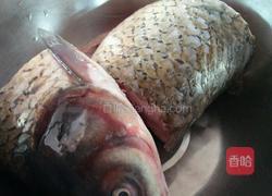 鱼头香菇豆腐蔬菜肉汤的做法图解1