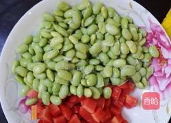 胡萝卜黄豆的做法图解1