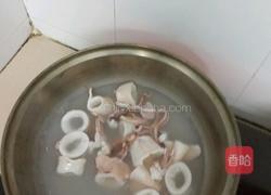 韮菜花炒鲜鱿的做法图解4