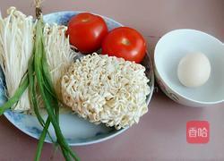 西红杮金针菇鸡蛋香葱面的做法图解1