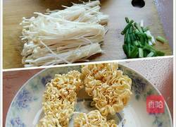 西红杮金针菇鸡蛋香葱面的做法图解2