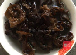 木耳炒鸡蛋的做法图解1